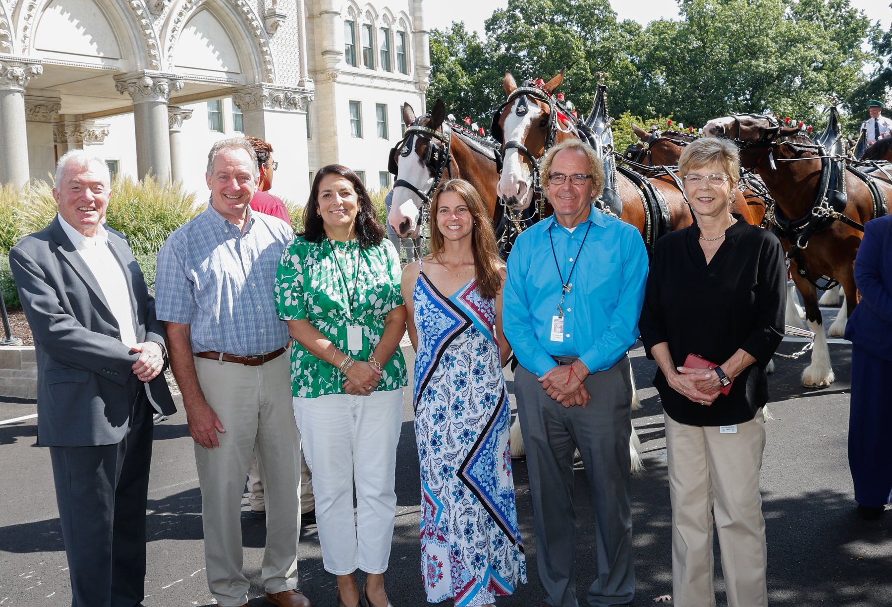 🇺🇸 A Majestic Tribute at the State Capitol: The Budweiser Clydesdales Support Folds of Honor